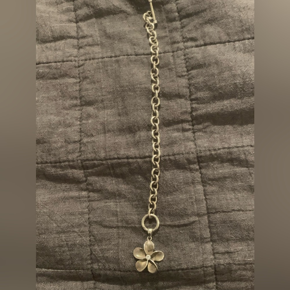 Chic Silver Floral Pendant Necklace